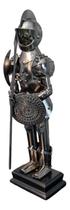 Escultura Cavaleiro Medieval Com Escudo E Machado Em Metal