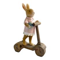 Escultura coelha no patinete c/ovo