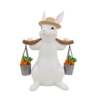 Escultura coelho carregando cestos de cenouras em resina