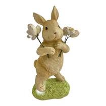 Escultura coelho de pascoa com flores narciso fazendinha