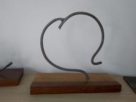 Escultura coração em aço 1/2" forjado e batido base em madeira rústica 22 x 9 x 20 cm