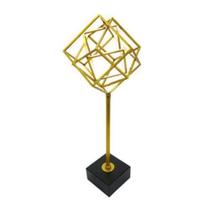 Escultura Cubos Entrelaçados Menor Metal Dourado com Base Escultura Cubos Entrelaçados Menor Metal Dourado com Base