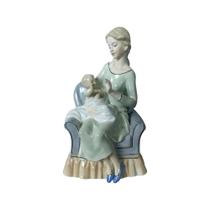 Escultura Dama com Bebê em Porcelana - 26x15x14cm - Escultura de Luxo com Detalhes Requintados - Luxo em Estilo Clássico!