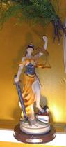 Escultura dama da justiça laranja em resina 21cm