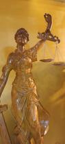 Escultura dama da justiça madeirado em resina 16cm