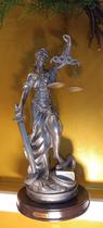 Escultura dama da justiça prata em resina 21cm