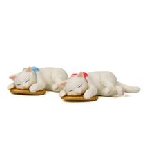 Escultura de jardim: fofos gatos brancos adormecidos com laços, figo de PVC Escultura de jardim: fofos gatos brancos adormecidos com laços, figo de PVC