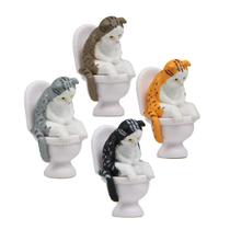 Escultura de jardim: gato engraçado sentado no vaso sanitário, miniatura de PVC