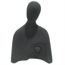 Escultura deco busto com coracao de cimento preto