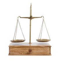 Escultura decor balanca justiça madeira latao dourada 55cm