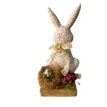 Escultura decor coelho em tecido floral c/ovos