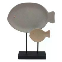 Escultura decor de metal com formato de peixes azul e cinza