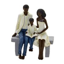 Escultura decor familia negra em resina com menino no banco - Espressione