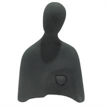 Escultura decorativa busto com coracao de cimento preto Escultura decorativa busto com coracao de cimento preto