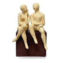 Escultura Decorativa Casal Sentados em Resina 23cm TMN3037 BTC Escultura Decorativa Casal Sentados em Resina 23cm TMN3037 BTC