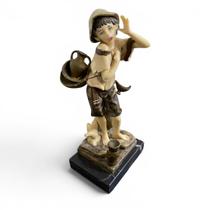 Escultura Decorativa em Porcelana Menino com Jarros 25x16x9cm