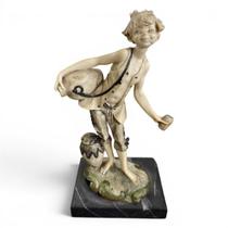 Escultura Decorativa em Porcelana Menino com Jarros de Água 24x14x9cm