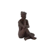 ESCULTURA DECORATIVA EM RESINA MULHER SENTADA MARROM - 26cm