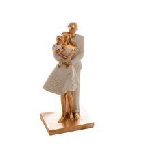 Escultura Decorativa Família: Papai e Mamãe Segurando Filho - Wolff