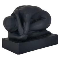 Escultura decorativa homem agachado em resina - stock