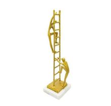 Escultura Decorativa Homens na escada Dourado com Base Luxo