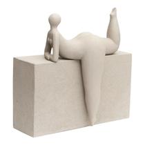 Escultura Decorativa Mulher Em Poliresina Textura Cimento Bege