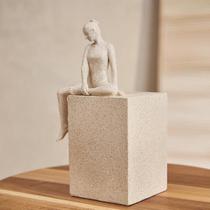 Escultura Decorativa Mulher Sentada Em Poliresina Design Rústico Escultura Decorativa Mulher Sentada Em Poliresina Design Rústico