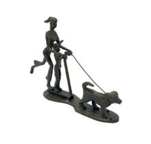 Escultura Decorativa Pessoas Passeando Cachorro Luxo