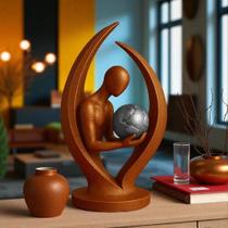 Escultura "Dono do Mundo" - Figura humana abstrata segurando o mundo nas mãos