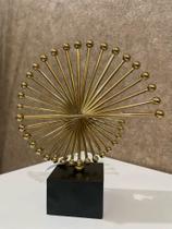 Escultura dourada com base preto