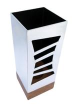 Escultura em madeira e aluminio cromado com arte moderna