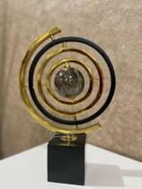 Escultura em metl dourado e preto