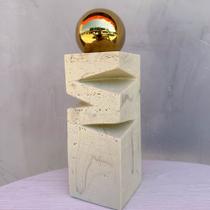 Escultura em Resina Bege com Esfera Dourada Escultura em Resina Bege com Esfera Dourada