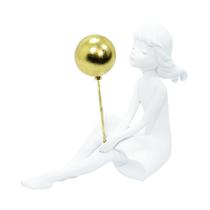 Escultura em Resina Branca Menina Com Balão Dourado