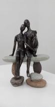 Escultura Em Resina Casal Sentado Banco De Pedras 21 Cm Escultura Em Resina Casal Sentado Banco De Pedras 21 Cm
