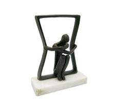 Escultura Enfeite Contemp. Pessoa Segurando Quadrado luxo Escultura Enfeite Contemp. Pessoa Segurando Quadrado luxo