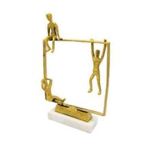 Escultura enfeite Crianças no Quadrado Dourado com Base Luxo