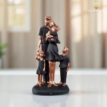 Escultura Estatua Estatueta Familia com 3 Filhos - Pai Mãe Menino Menina e Bebê Preto com Rosê Gold