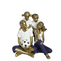 Escultura Estatueta Estátua Casal Família Dois Filhos Menina Menino Sentados Bola De Futebol Casa Sala Quarto Escritório Mesa Rack Estante Decoração Escultura Estatueta Estátua Casal Família Dois Filhos Menina Menino Sentados Bola De Futebol Casa Sala Quarto Escritório Mesa Rack Estante Decoração