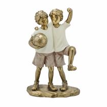 Escultura Estatueta Estátua Meninos Bola De Futebol Irmãos Gêmeos Amigos Família Resina Enfeite Decorativa 257-700