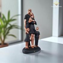 Escultura Família Casal com 3 Filhos em Gesso Preto Fosco e Rosê Gold AVB DECOR Escultura Família Casal com 3 Filhos em Gesso Preto Fosco e Rosê Gold AVB DECOR