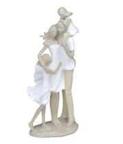 Escultura Família Casal Com Duas Filhas Meninas Em Resina