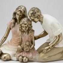 Escultura Família Casal Com Filha e Pet Escultura Família Casal Com Filha e Pet