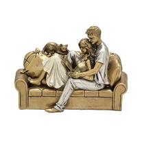 Escultura Família Casal Com Gatinho Na Poltrona Em Resina - Galeria Morada