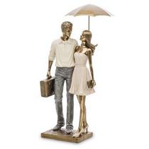 Escultura Família Casal Com Mala e Guarda-chuva Em Resina