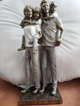 Escultura Família Casal E Filhos Menino E Menina Irmãos Resina Decorativa - Espressione
