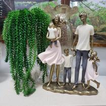 Escultura família com 3 filhos ( dois meninos e uma menina)
