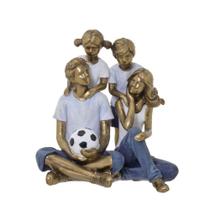 Escultura familia com casal de filhos e bola de futebol - Espressione