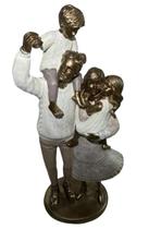 Escultura Familia Decorativa em Resina Pai Mãe casal de filhos