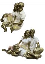 Escultura Familia Decorativa em Resina pai mãe e filho no colo